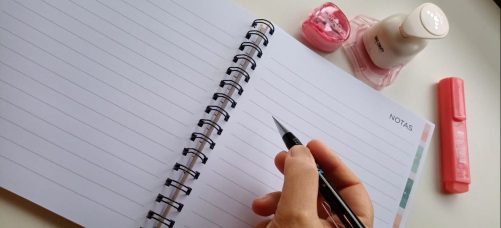 escribiendo en una agenda