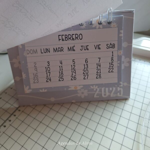 CALENDARIO 2025 LILA Y MARGARITAS + PAPELES - Imagen 3