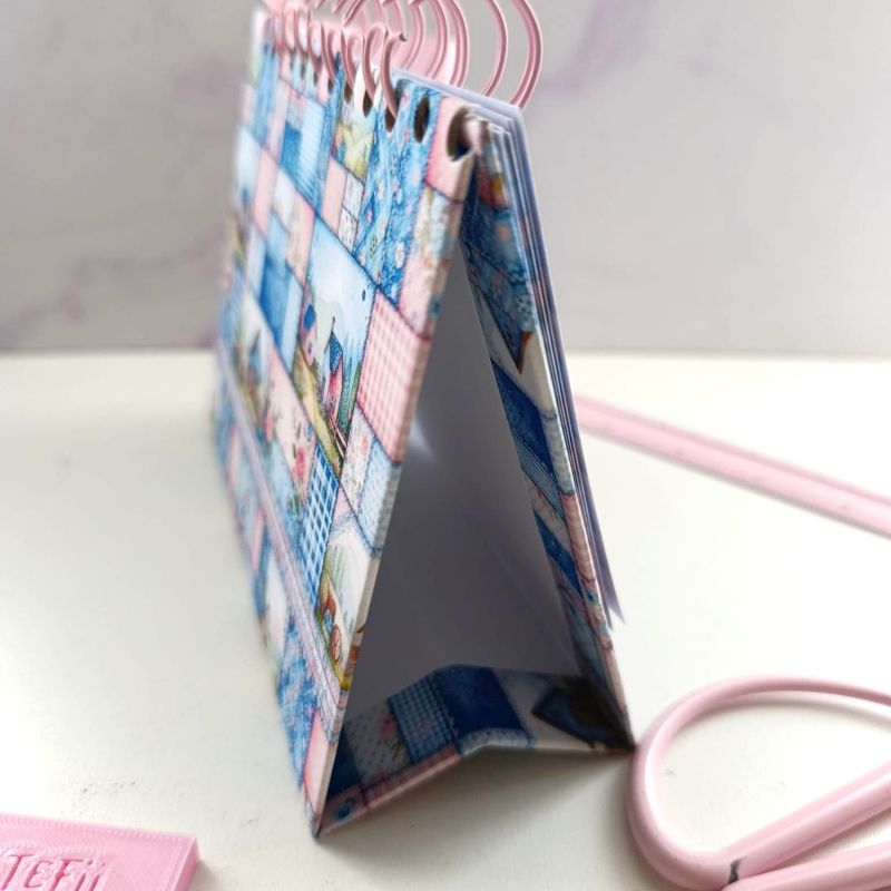 CALENDARIO MESA PATCHWORK AZUL 2026 - Imagen 3