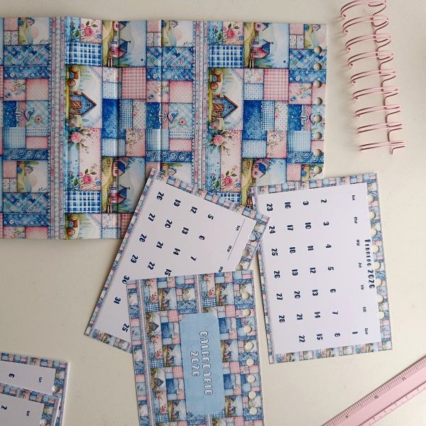CALENDARIO MESA PATCHWORK AZUL 2026 - Imagen 4